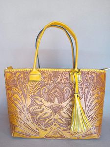 Monederos de cuero tallados a mano con relieve profundo hechos a medida ideales para tiendas de accesorios de moda para reventa - Product Image 5