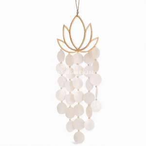 Carillon à vent artisanal à suspendre au mur pour la décoration de la chambre de bébé, fabriqué à partir de matériaux naturels - Product Image 1