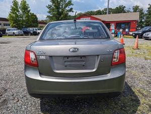 KIA RIO LX 2010 d'occasion, traction avant, en bon état de marche - Product Image 5