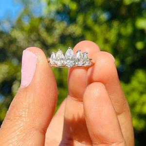 Anillo de compromiso de diamante cultivado en laboratorio de pera 0,88, anillo de oro blanco de 14 K, anillo de 5 piedras, regalo de boda o aniversario para ella - Product Image 3