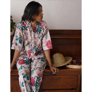 Conjunto de Salón Rosa Botanic Bae - Traje de Relajación de Dos Piezas en Tela Suave Tejida - Product Image 5