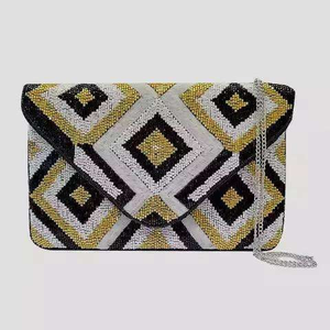 Petite pochette à monnaie rose perlée pour célébrations et événements – Pochette zippée perlée vintage, durable, avec coutures et broderies - Product Image 5