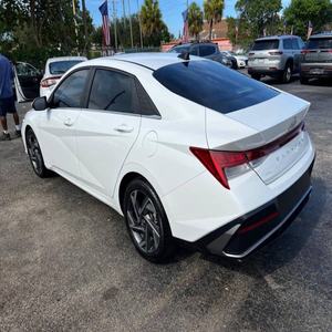 Hyundai Elantra SEL 2023 d'occasion en excellent état - Product Image 2