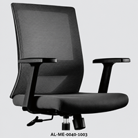 Chaise de bureau moderne noire à dossier en maille avec siège rembourré et accoudoirs en T sur base à cinq étoiles pour les espaces de travail des employés