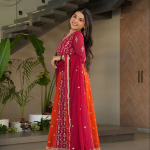 Presentamos el Nuevo Salwar Kameez Moderno con Bordado de Lentejuelas en Tela Georgette Pesada con Dupatta para Fiestas - Product Image 1