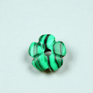 Perles de fleurs en malachite synthétique - Charmes sculptés à la main de 14 mm pour colliers et bracelets - Pierre précieuse sculptée en fleur de prunier - Product Image 1