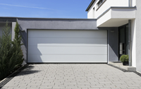Porte de garage sectionnelle contemporaine Tradivas TRD4 de haute qualité, compatible avec les niveleurs de quai et le système d'interverrouillage automatisé