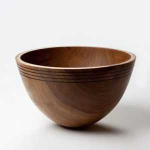 Elegante tazón de madera natural profunda hecho a mano con ranuras horizontales talladas para una presentación gastronómica sofisticada - Product Image 1