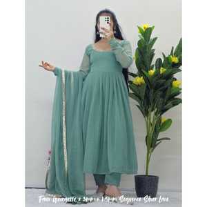 Le nouveau lancement d'aujourd'hui Anarkali en soie vitreuse intemporelle avec un élégant travail floral de Khatli - Product Image 1