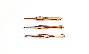 Crochet en bois et résine design |   Aiguille à crocheter ergonomique artisanale avec manche en résine polie pour le tricot - Product Image 5