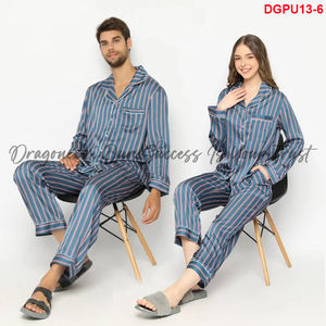 Pyjamas assortis pour couples, bleu marine avec rayures rouges, soie à carreaux verts et rouges, coupe ajustée avec 2 types de manches pour votre commodité - Product Image 6