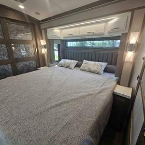 Vehículo de turismo Clase A de lujo de 35 pies con suspensión avanzada, generador y sistema de agua - Product Image 3