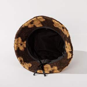 Chapeau de seau en fourrure de laine d'agneau personnalisé en gros tissu de velours motif de feuille imprimé pour les scènes de cyclisme, de pêche et de ski décontractées - Product Image 4