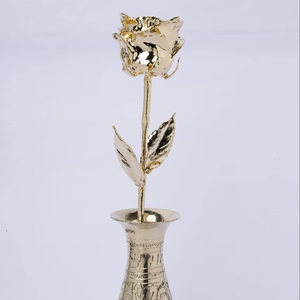 Elegante adorno de lujo con decoración de rosa dorada para el hogar y eventos - Product Image 1