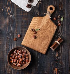 Planche à découper réversible en bois offrant un double usage avec une surface robuste pour couper et servir divers plats - Product Image 2