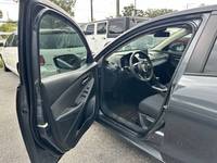 Toyota Yaris LE 4 portes berline turbo RWD 2020 d'occasion en bon état, sièges en cuir, transmission automatique, conduite à gauche, toit ouvrant, feux LED, jantes en aluminium