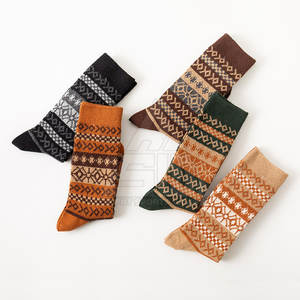 Calcetines casuales de moda con patrones coloridos perfectos para ropa universitaria de moda juvenil y estilo callejero diario - Product Image 2