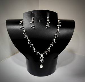 Parure de bijoux de luxe en argent poli avec collier et boucles d'oreilles en forme de feuille de vigne, ornée de perles et de diamants américains, idéale pour les mariages et les soirées. - Product Image 1
