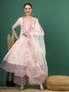 Kurtis traditionnels indiens et pakistanais exclusifs en coton, longueur ras du sol, avec pantalon Sharara et magnifiques ensembles de dupatta pour mariage et fêtes - Product Image 4