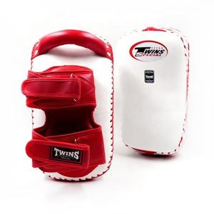 Équipement d'entraînement de kickboxing en cuir de vache véritable, vente chaude, fabrication sur mesure, coussin de kickboxing incurvé pour la boxe et le Muay Thai - Product Image 5