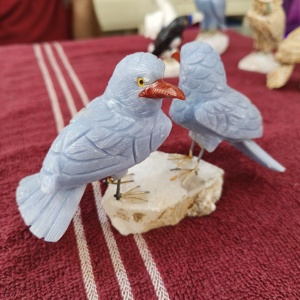 Exclusif fabriqué à la main Angelite Couple Oiseau Sculpture Sculpture Puissant Amour Paire Charme Finement sculpté Oiseaux Expositions Le Blush - Product Image 4
