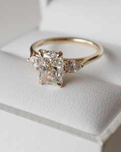 Anillos de compromiso de diamantes de moissanita de corte radiante para mujer, plata 925 y oro sólido de 10K-18K, joyería de boda fina - Product Image 1