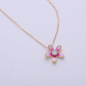 Collier pendentif fleur en or 9 carats multicolore avec émail rose et diamant central |   Bijoux pour femmes |   Fabricant OEM ODM sur mesure, vente en gros - Product Image 1