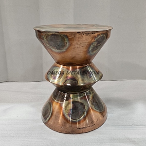 Table d'appoint vintage élégante en cuivre et laiton avec un design unique en forme de sablier et une finition polie, parfaite pour les espaces de vie - Product Image 1