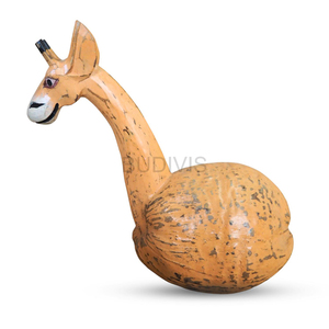 Sculpture de girafe en noix de coco à finition vieillie, décoration animale rustique en bois peinte à la main, ornement décoratif - Product Image 2