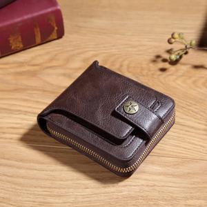 Cartera marrón sencilla con un diseño delgado plegable y costuras sutiles. Disponible a precio mayorista. - Product Image 4