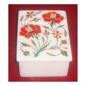 Fabricant de boîtes cadeaux pour le Ramadan en marbre incrusté de fleurs faites à la main et de coffrets à bijoux en pierre blanche avec travail Pacchekari - Product Image 1