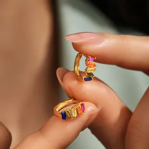 Brincos de ouro 18K esmaltados com zircônias coloridas Huggies brincos de argola joias da moda