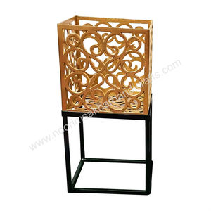 Pot antique en laiton perforé en aluminium et métal de style premium avec support enduit de poudre noire-Qualité haut de gamme pour la décoration de jardin - Product Image 1