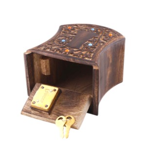 Tirelire en bois de haute qualité avec sculptures florales traditionnelles et incrustation décorative colorée pour pièces de monnaie et billets - Product Image 3