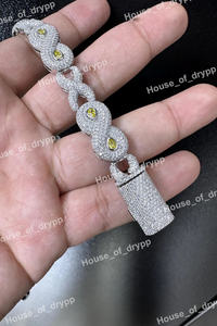 Pulsera de Eslabones Infinitos con Incrustaciones de Piedras Brillantes Plateadas con Detalles en Amarillo, Joyería de Diseño - Product Image 2