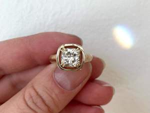 Anillo Solitario de Diamante Cultivado en Laboratorio de 1.8 Ct con Corte Cojín, Engaste de Bisel con Acento de Perla, Oro Amarillo de 14k, Anillo de Compromiso y Boda, Joyería - Product Image 2