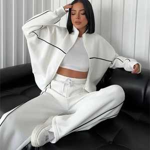 Ensemble de survêtement pour femme en molleton de coton biologique, sweat à capuche court, manches longues, taille élastique, tenue deux pièces - Product Image 1