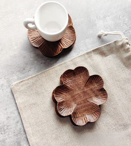 Posavasos de madera con forma de flor y grabados de medusas. Disponible a precios de mayoreo. - Product Image 4