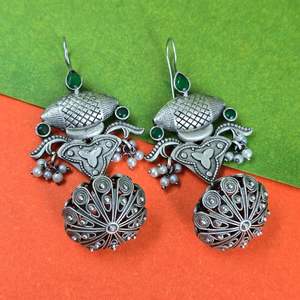 Pendientes Oxidados con Detalles de Piedras Verdes y Diseño de Filigrana, Jhumka Indio, Regalo para Ella - Product Image 2