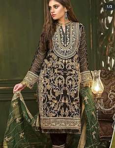 Robe de mariée pakistanaise rouge bordeaux avec broderies dorées pour les fêtes de l'Aïd, en tissu de mousseline, taille naturelle, ornée de perles, de sequins et de dentelle, avec des détails en diamant. - Product Image 6