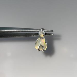 Colgante Artesanal de Latón Plateado con Ópalo Natural Etíope Multifuego, Joyería Vintage para Niños, Certificado por Terceros - Product Image 3