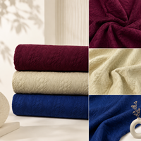 Tissu jacquard tricoté matelassé à motif géométrique extensible pour vêtements de mode – Vente en gros – En stock