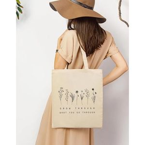 กระเป๋าผ้าฝ้ายลายดอกไม้สำหรับใช้ในชีวิตประจำวัน - Product Image 3