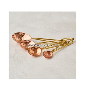 Ensemble de couverts en métal avec des poignées ergonomiques élégantes, fabriquées en acier inoxydable, conçues pour une expérience culinaire luxueuse - Product Image 4