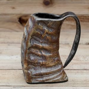 Tasses en corne façonnées à la main préservant les méthodes anciennes, savoir-faire artisanal, style viking traditionnel, héritage, connaissances artisanales - Product Image 3