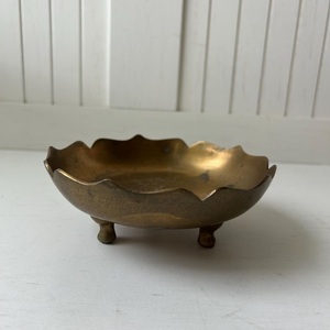 Cuenco de servicio con pedestal de latón tradicional con acabado dorado y borde festoneado para centro de mesa - Product Image 5