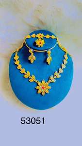 Conjunto de Joyería Étnica Nupcial Tradicional Chapada en Oro Modelo 23137 con Motivo Triangular, Aretes Colgantes y Collar Templo - Product Image 4