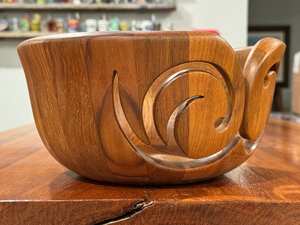 Bol à laine en bois de teck 9 po de diamètre au point le plus large x 4,75 po de hauteur, très bon état vintage - Product Image 3