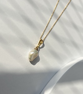 Pendentif personnalisable avec breloque chrétienne, perle d'eau douce, alliage plaqué or 18 carats avec pierre principale en perle, pour les fêtes - Product Image 1