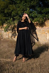 ชุดคุर्ติแบบอนาร์กาลี ดีไซน์เก๋ไก๋ทันสมัยสำหรับผู้หญิง พร้อมผ้าคลุมไหล่  ขายส่งจากเมืองสุรัต - Product Image 3